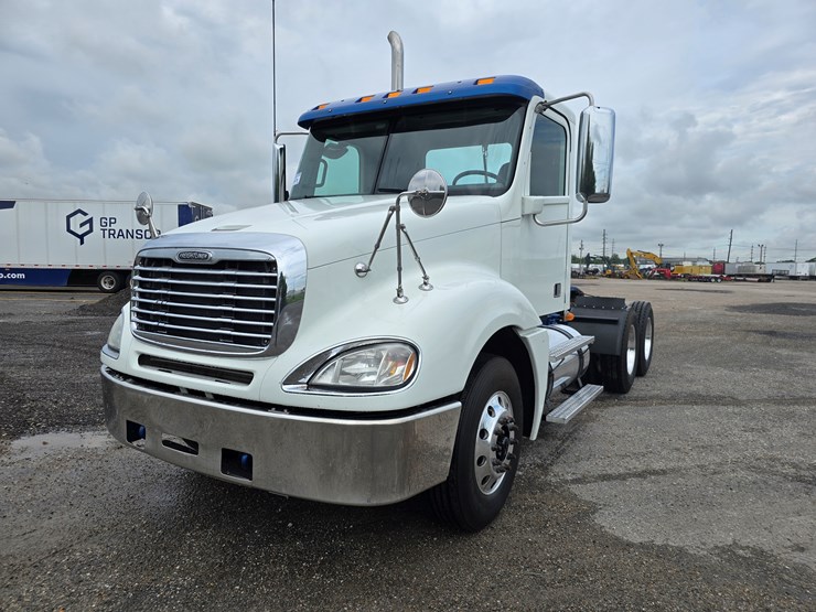 2018-freightliner-columbia-120-image-1