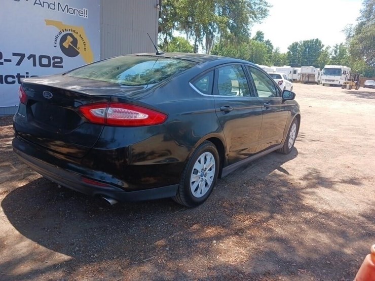 2013-ford-fusion-runs/moves-s-image-7