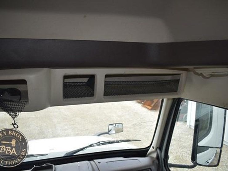 2014-volvo-vnl64t670-image-73