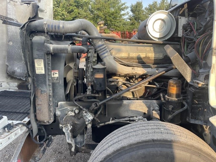 1999-freightliner-fld120-image-17