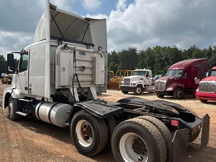 2016-volvo-vnl64t630-image-4
