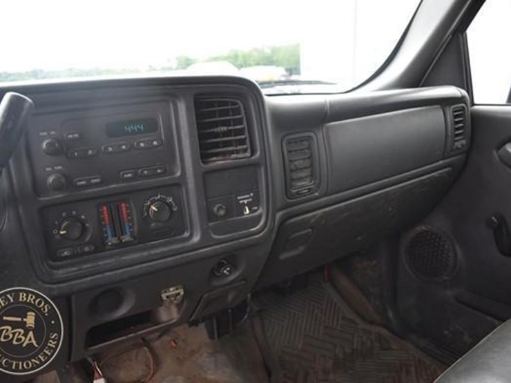 2005-chevrolet-3500-image-28