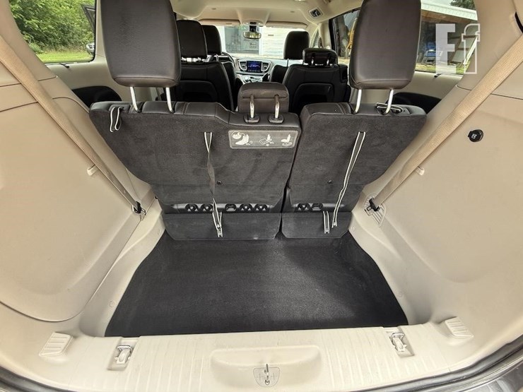 2017-chrysler-pacifica-image-16