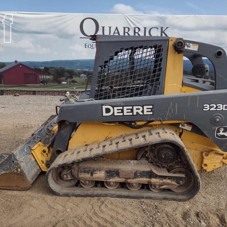 DEERE 323D