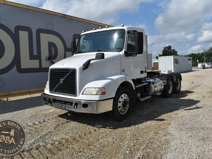 2015-volvo-vnm64t200-image-2