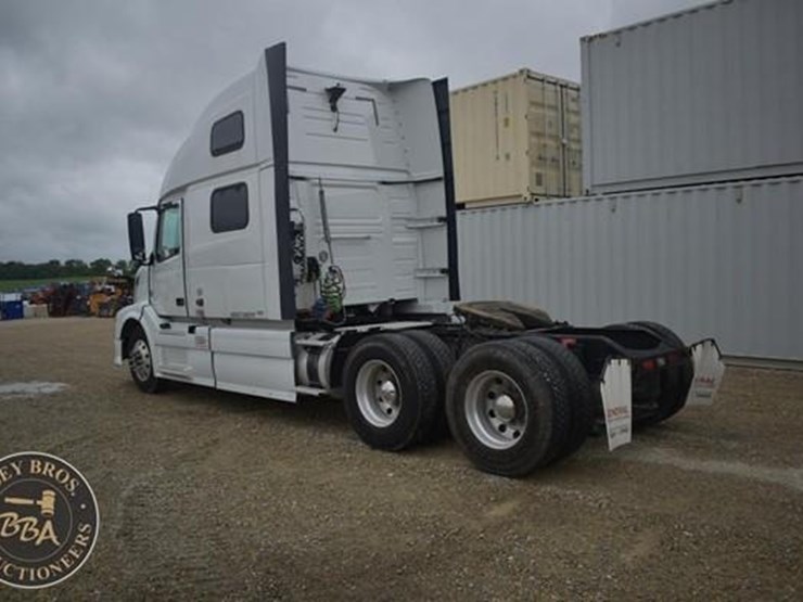 2014-volvo-vnl64t670-image-3