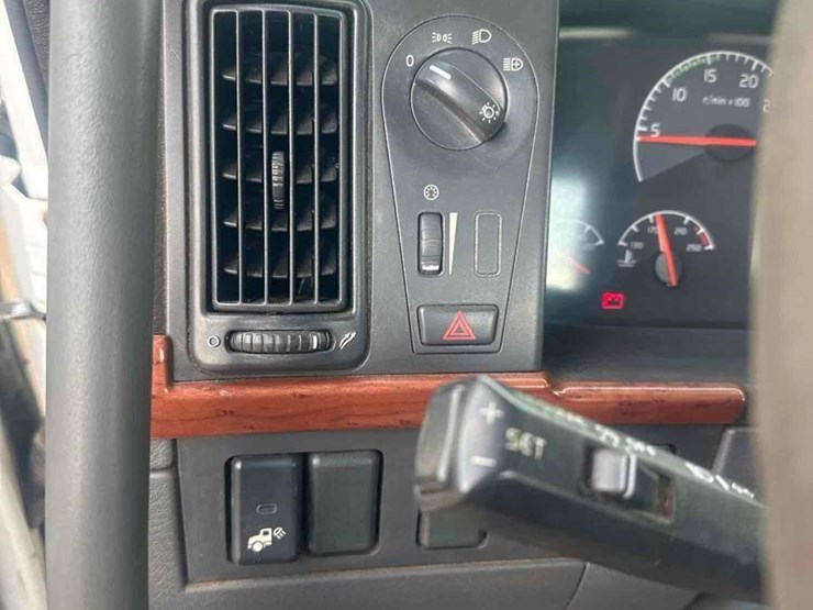 2008-volvo-vnl64t300-image-39