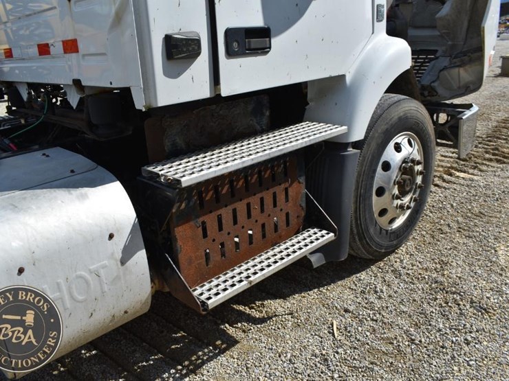 2015-volvo-vnm64t200-image-37