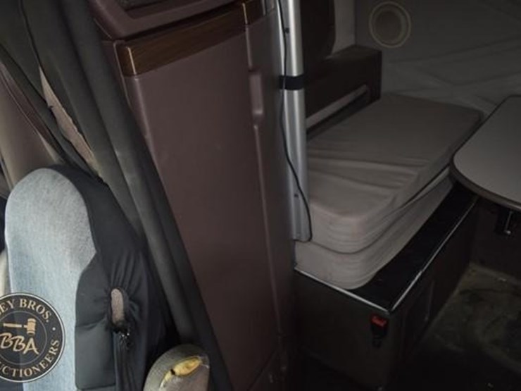 2014-volvo-vnl64t670-image-46