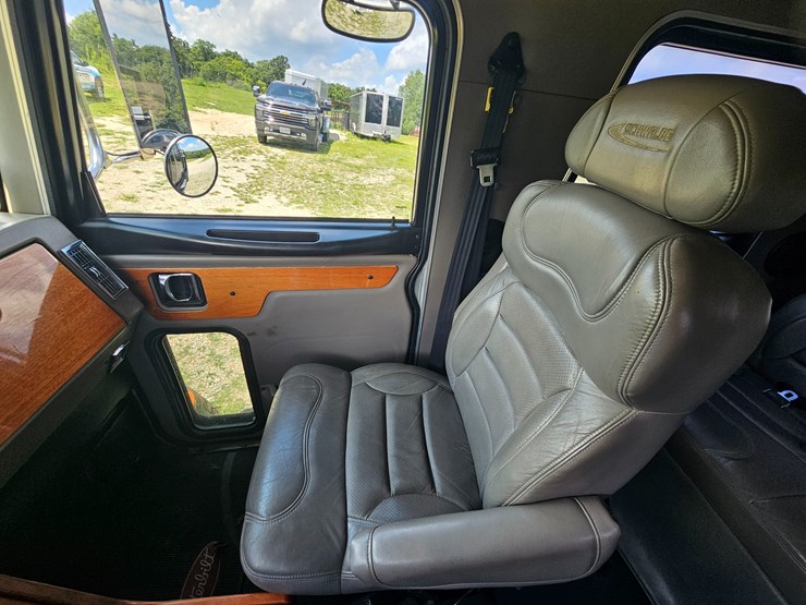 2007-peterbilt-335-image-69