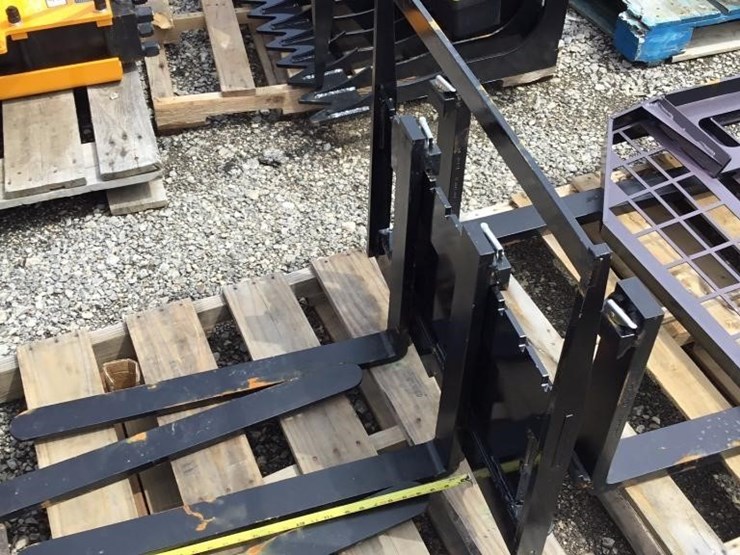 new-giyi-mini-skid-steer-fork-attachment-image-1