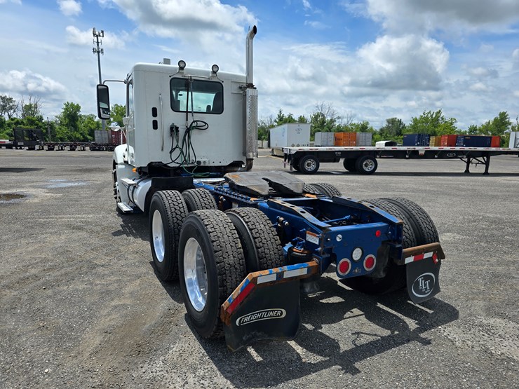 2020-freightliner-columbia-120-image-13