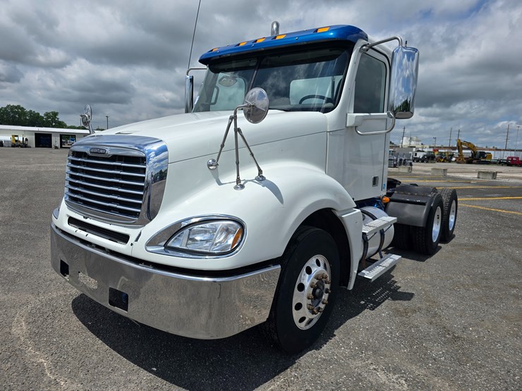 2020-freightliner-columbia-120-image-1