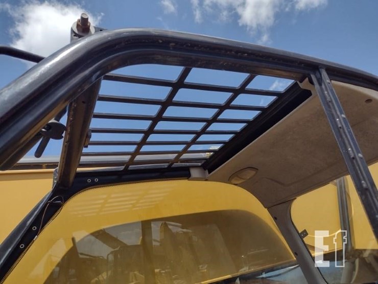 2017-caterpillar-tl1055d-image-12