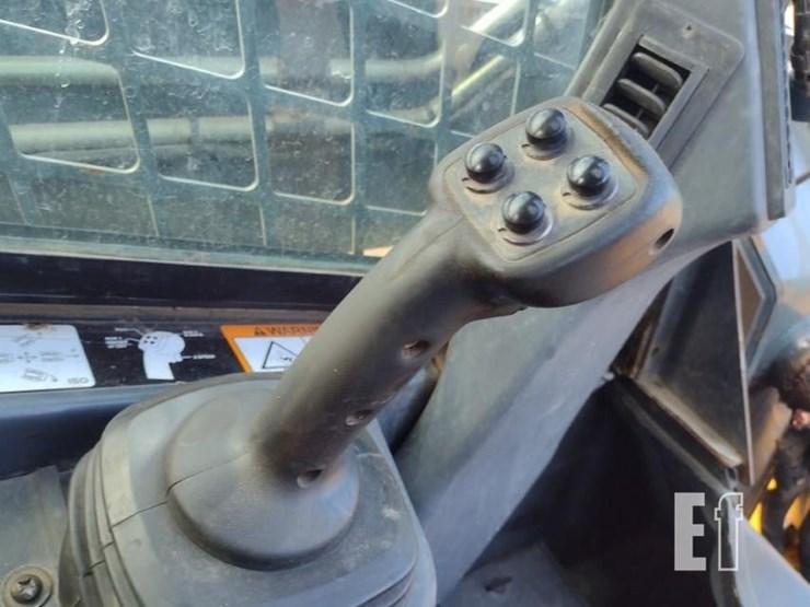 deere-323d-image-10