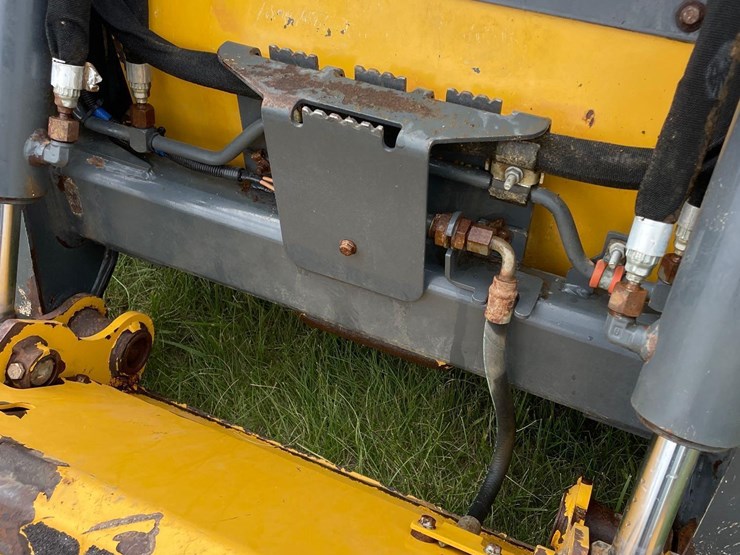 2019-deere-318g-image-34