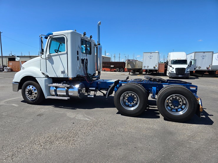 2020-freightliner-columbia-120-image-16