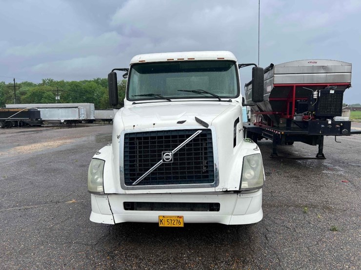 2006-volvo-vnl-image-2