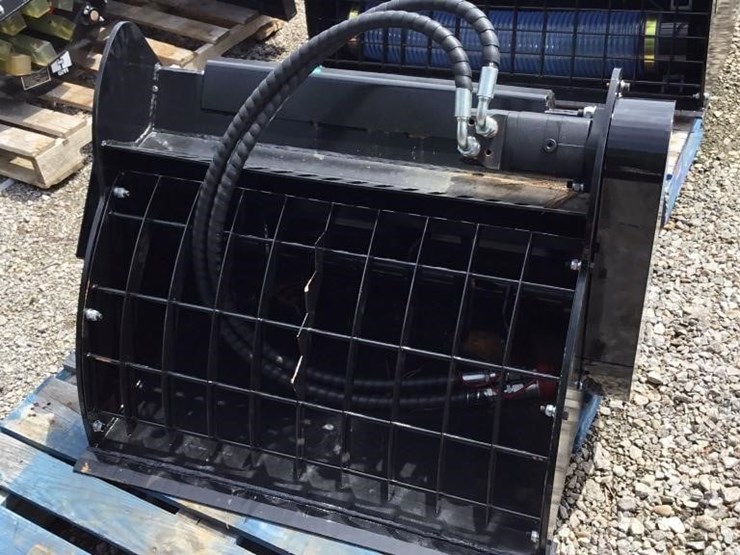 new-giyi-mini-skid-steer-mixing-bucket-image-1