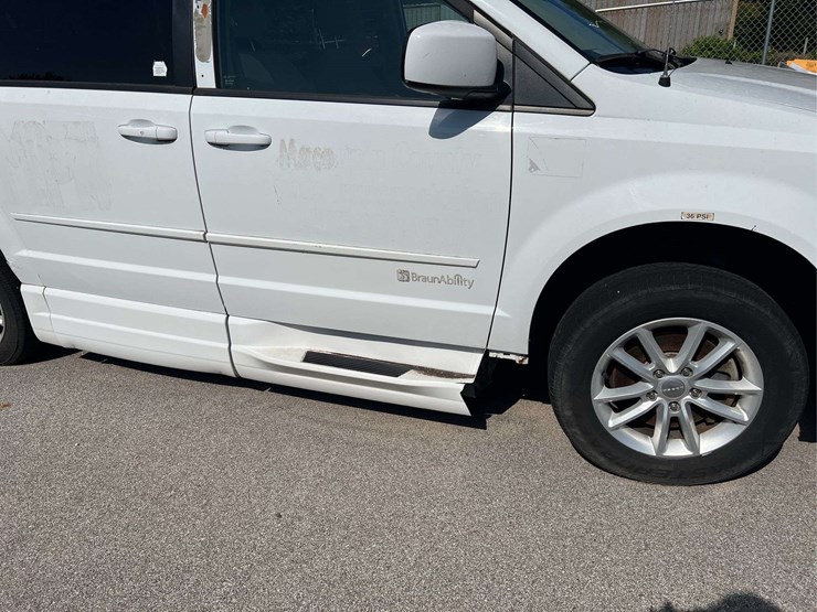 2014-dodge-grand-caravan-image-2