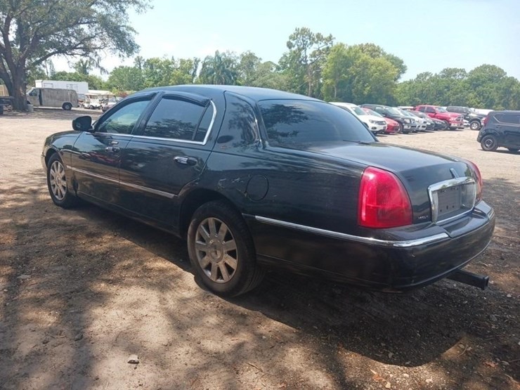 2007-lincoln-town-car-inop-signature-image-7