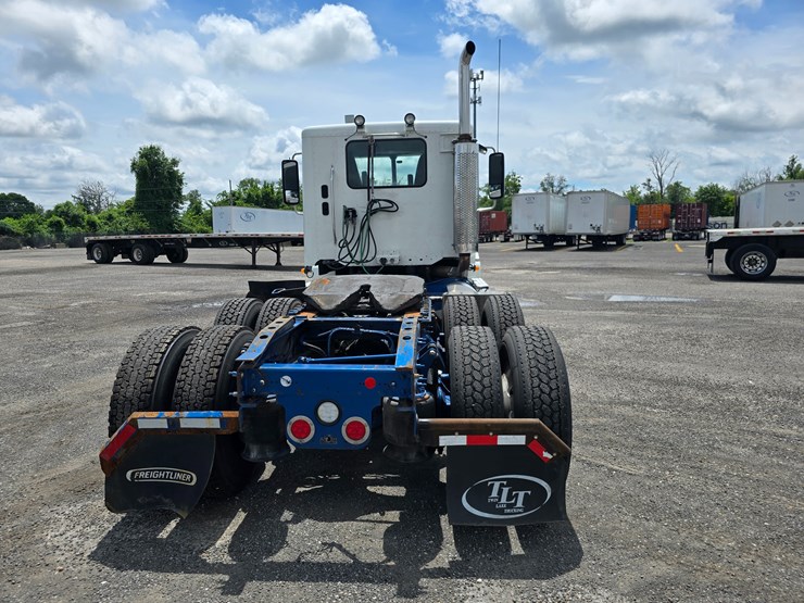 2020-freightliner-columbia-120-image-16