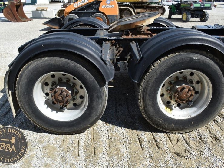 2015-volvo-vnm64t200-image-35