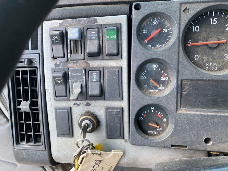 1998-freightliner-fl70-image-48