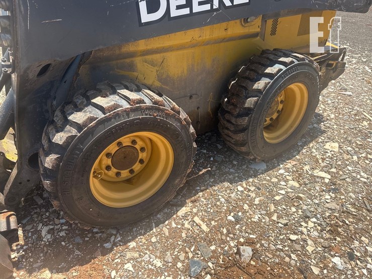 2017-deere-324e-image-9