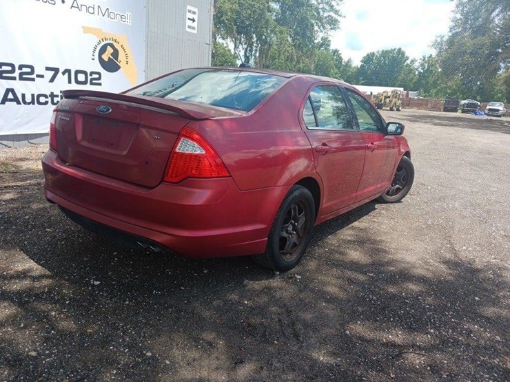 2011-ford-fusion-runs/moves-se-image-8