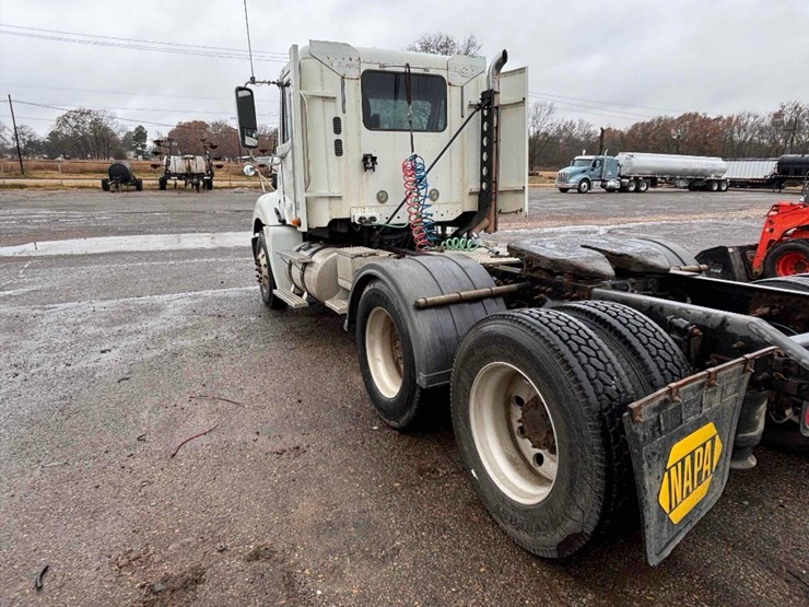 2009-freightliner-columbia-120-image-6