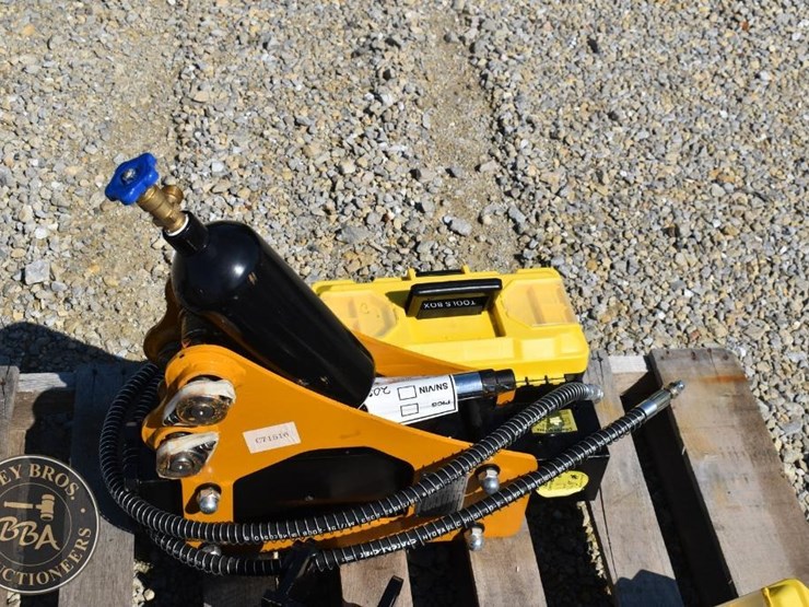 hammer/breaker---hydraulic-future-hydraulic-breaker-attachment-36549-image-1