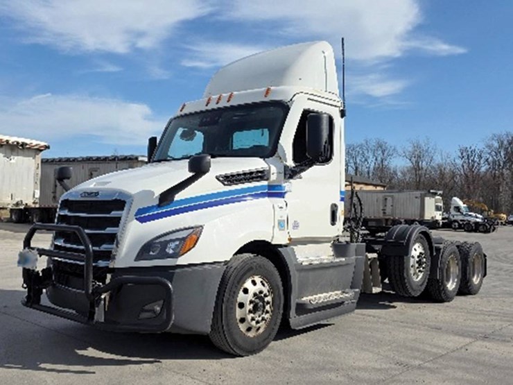 2022-freightliner-cascadia-126-image-1
