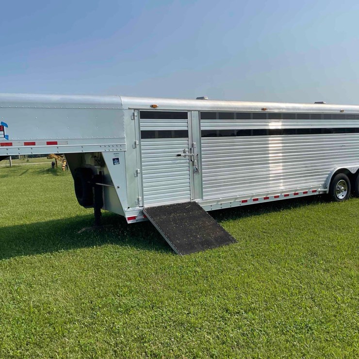 2006 8’x28’ C&C aluminum livestock trailer