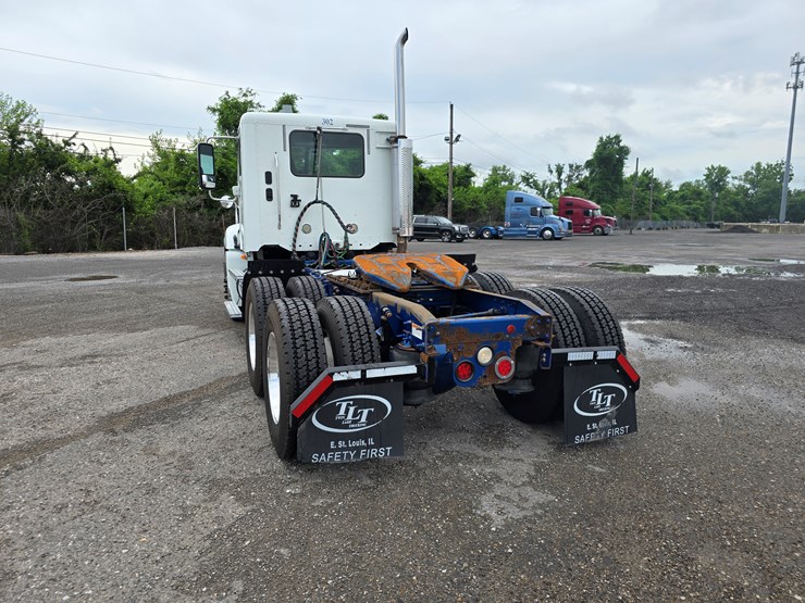 2018-freightliner-columbia-120-image-14