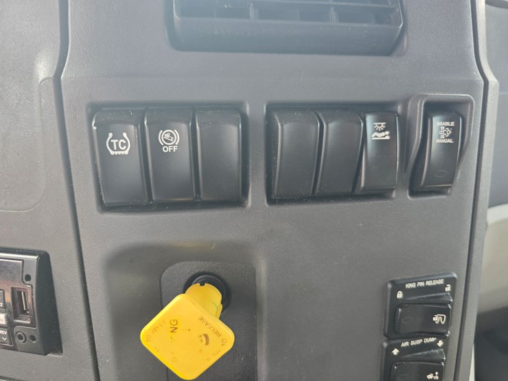 2019-peterbilt-579-image-90
