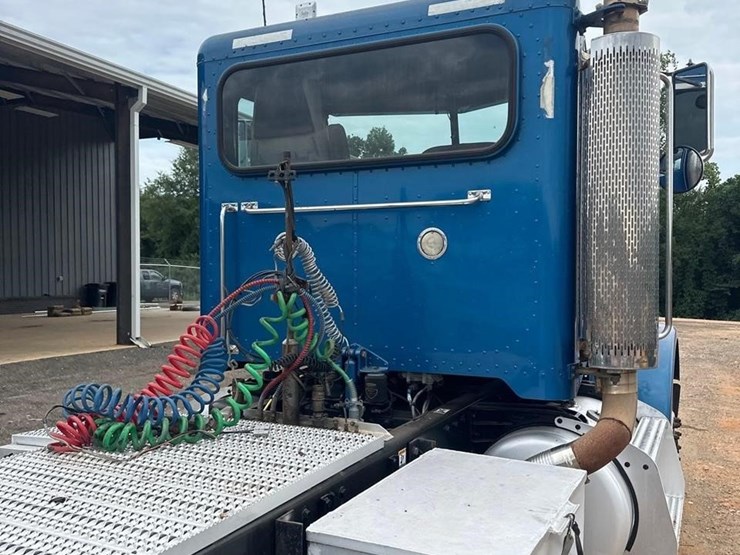 2001-peterbilt-378-image-16