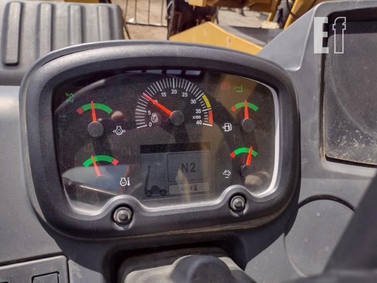 2017-caterpillar-tl1055d-image-9