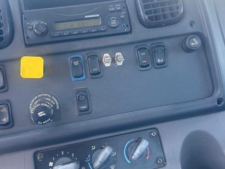 2013-freightliner-business-class-m2-106-image-20