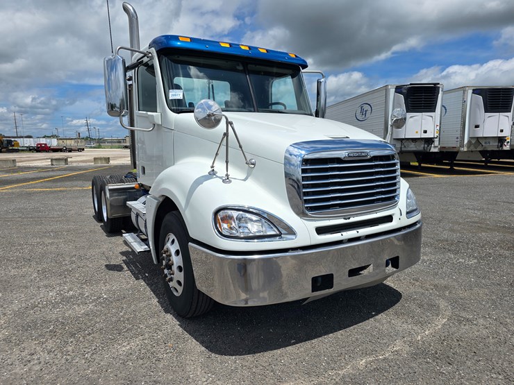 2020-freightliner-columbia-120-image-36