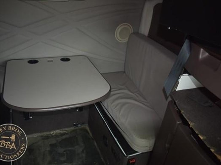 2014-volvo-vnl64t670-image-48