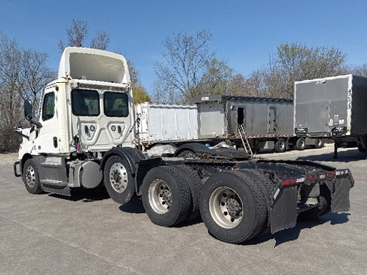 2022-freightliner-cascadia-126-image-2