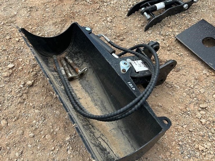 giyi-30in-mini-excavator-tilt-bucket-image-1