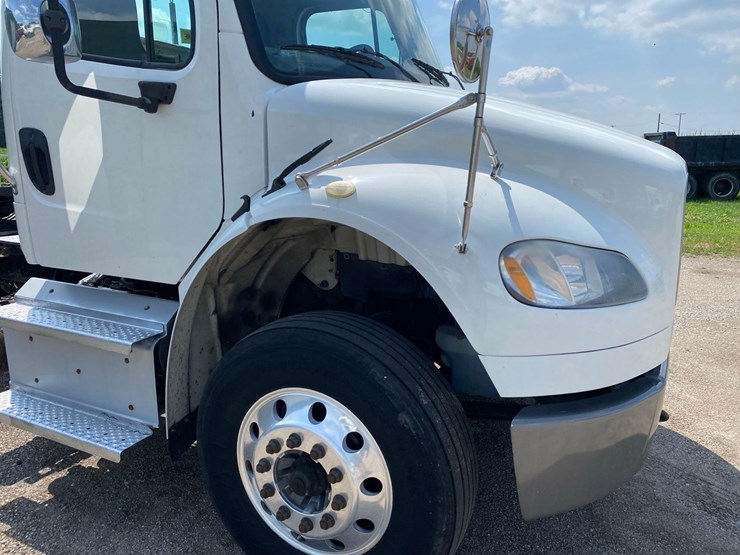 2014-freightliner-m2-image-13