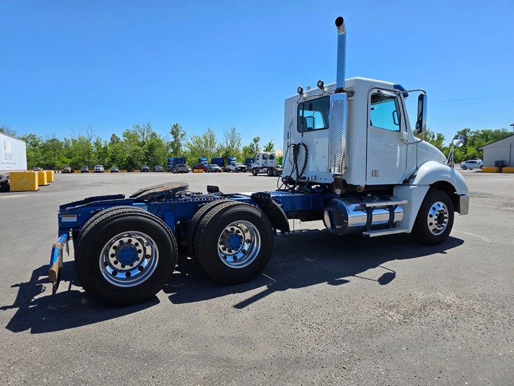 2020-freightliner-columbia-120-image-35