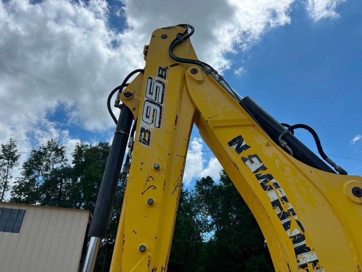 2011-new-holland-b95b-image-39