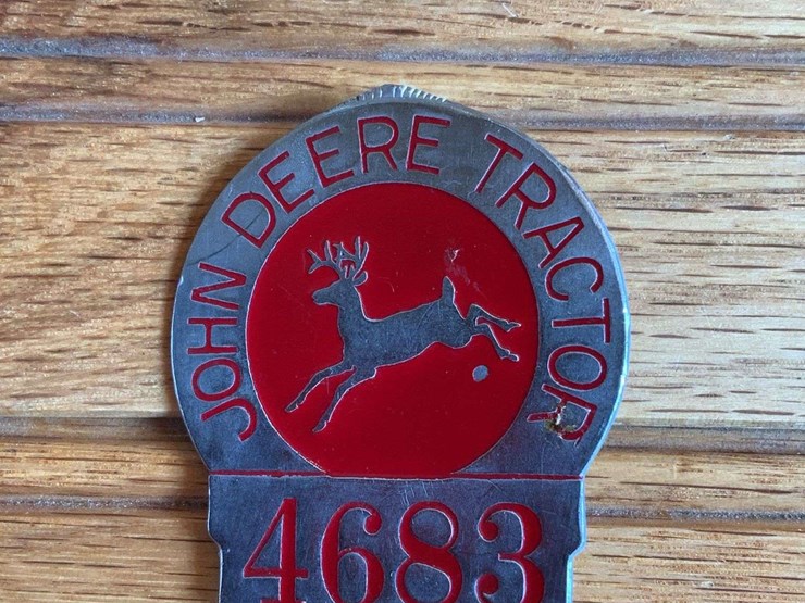 john-deere-tractor-employee-badge-image-1