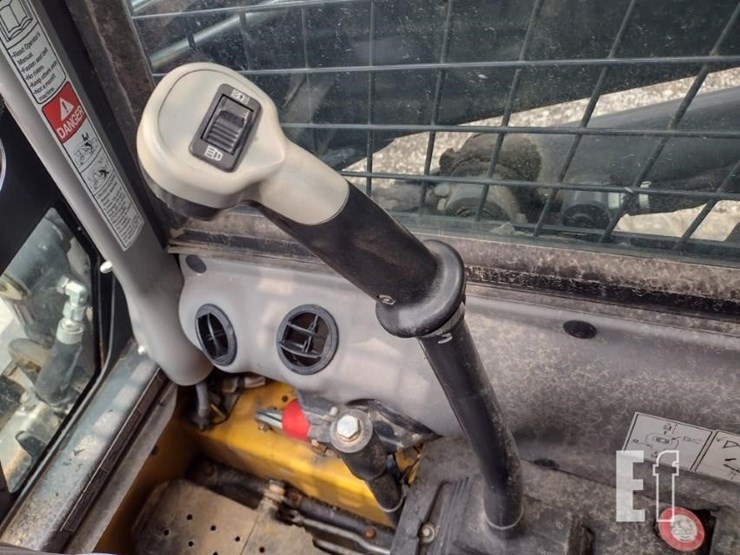 new-holland-c237-image-8