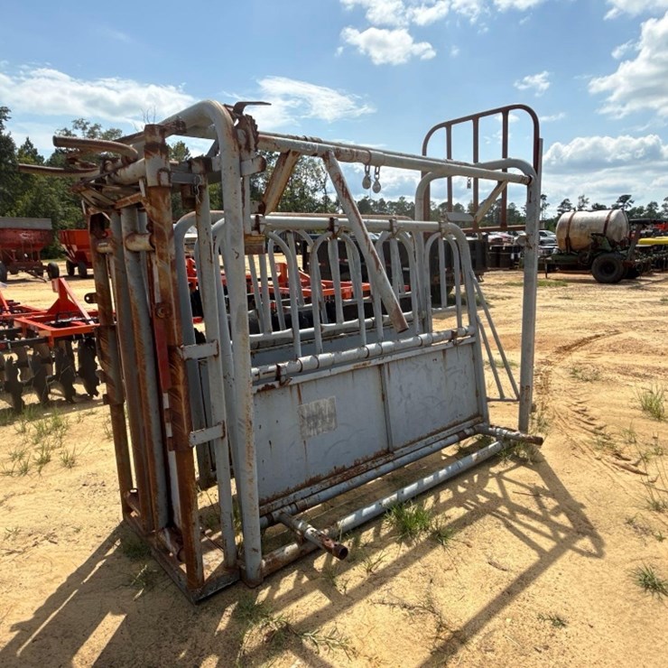 239 - FILSON HEADGATE CATTLE SQUEEZE