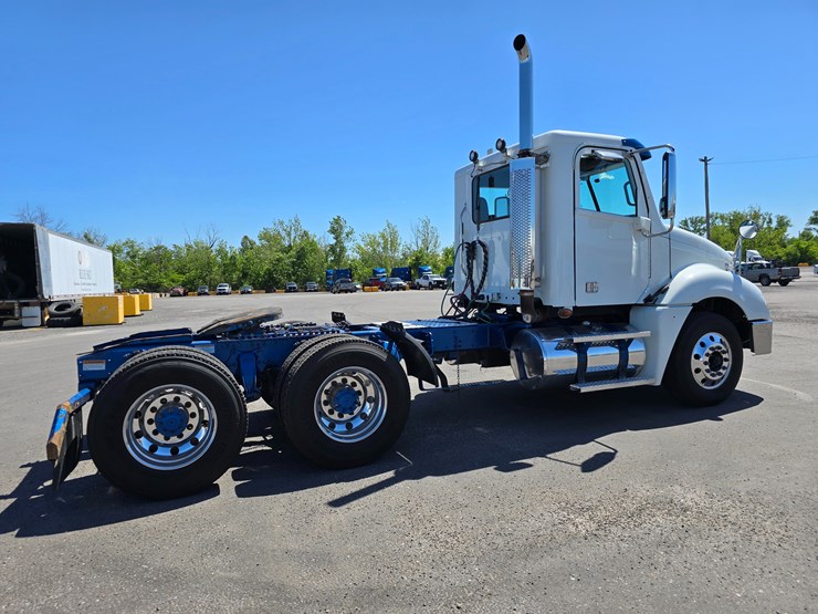 2020-freightliner-columbia-120-image-37
